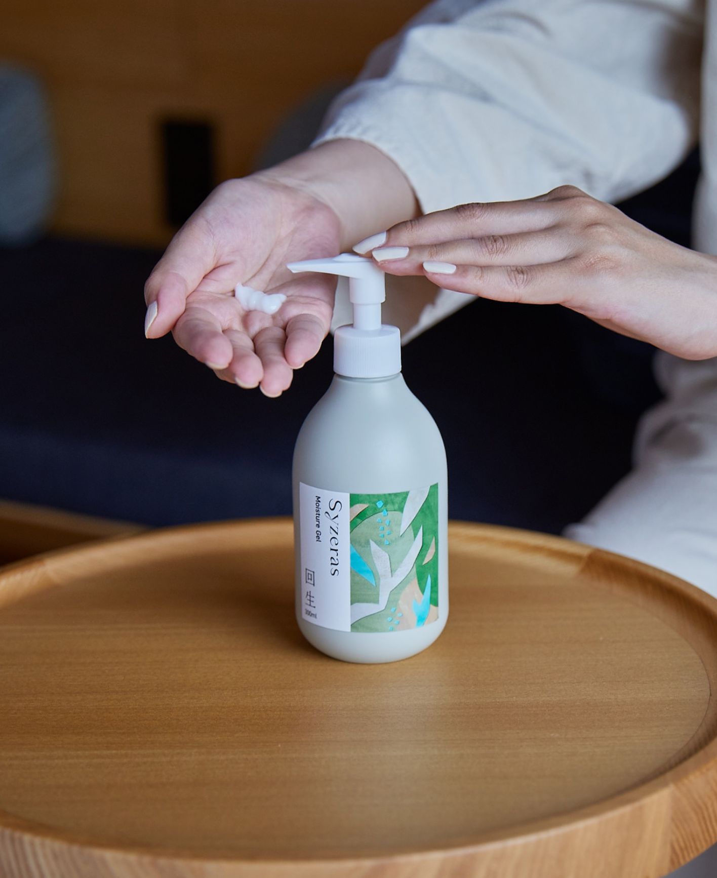 シゼラスボディクリーム回生を手のひらに出している女性